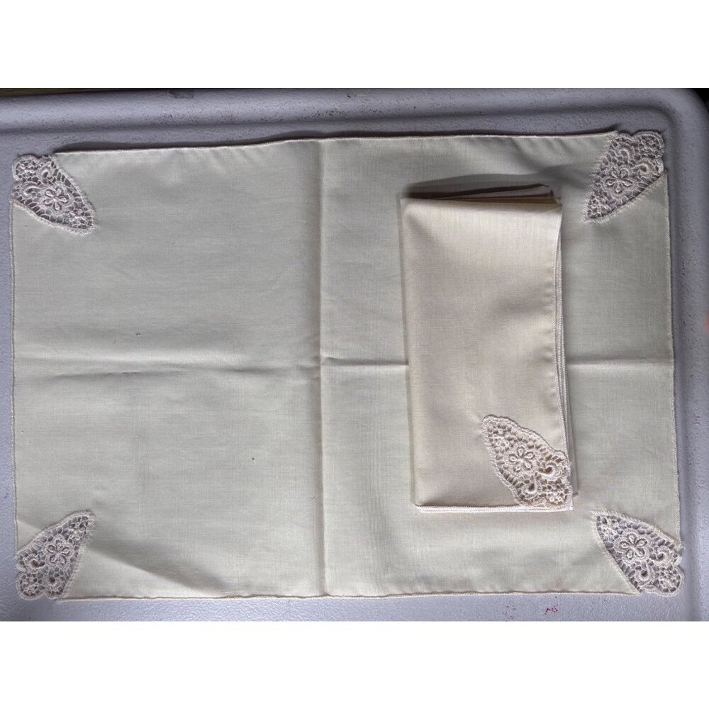 VTG Beige Cotton Dinner Napkins and Placemats Crocheted Corner Accents lot of 4